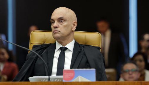 Moraes proíbe visitas de Flávio a Jair Bolsonaro