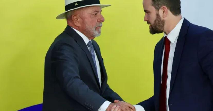'Farsa' de Lula na economia 'não cola mais', diz Estadão