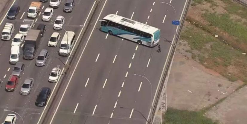Criminosos sequestram ônibus escolares e bloqueiam Linha Vermelha no RJ