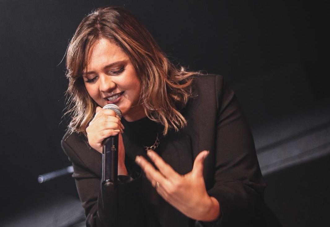 Maíra Oliveira lança “Filhos do Fogo” e canta sobre avivamento, paixão e quebrantamento