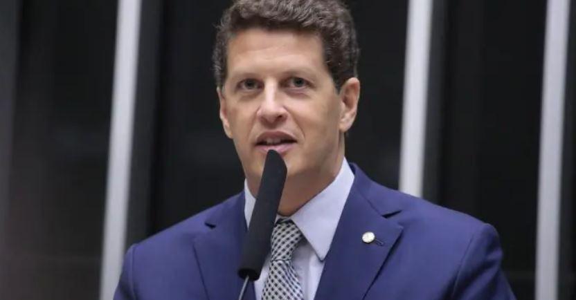 Salles retira candidatura ao Senado e declara apoio a Derrite e André