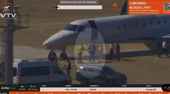 Vídeo mostra Moraes e mulher desembarcando de jato ligado a Vorcaro