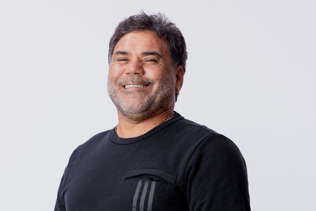 “Desemborca o Vaso” ganha nova interpretação de Fernandinho Siqueira em homenagem aos corinhos de fogo