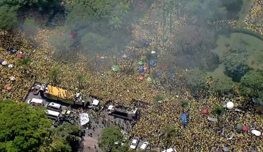 Flávio arrasta multidão em motocarreata em Belo Horizonte (MG)