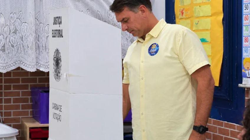 Flávio vota no 2º turno no Rio de Janeiro