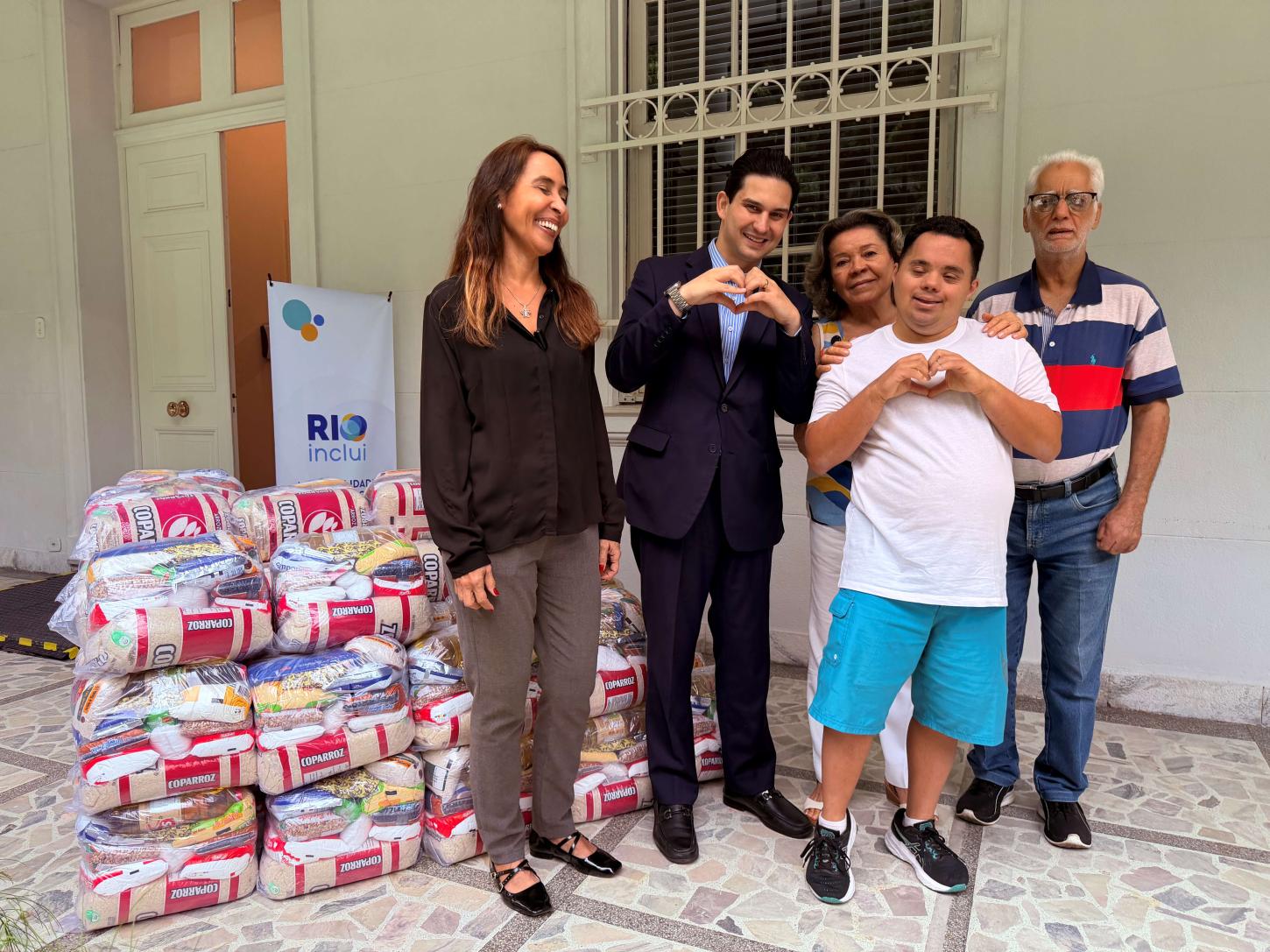 Mobilização solidária arrecada 15 toneladas de alimentos para a RIOInclui