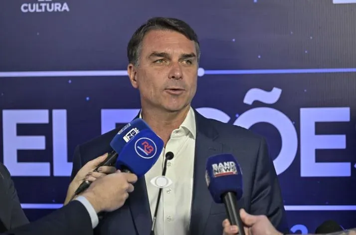 PF exige passaportes de Flávio
